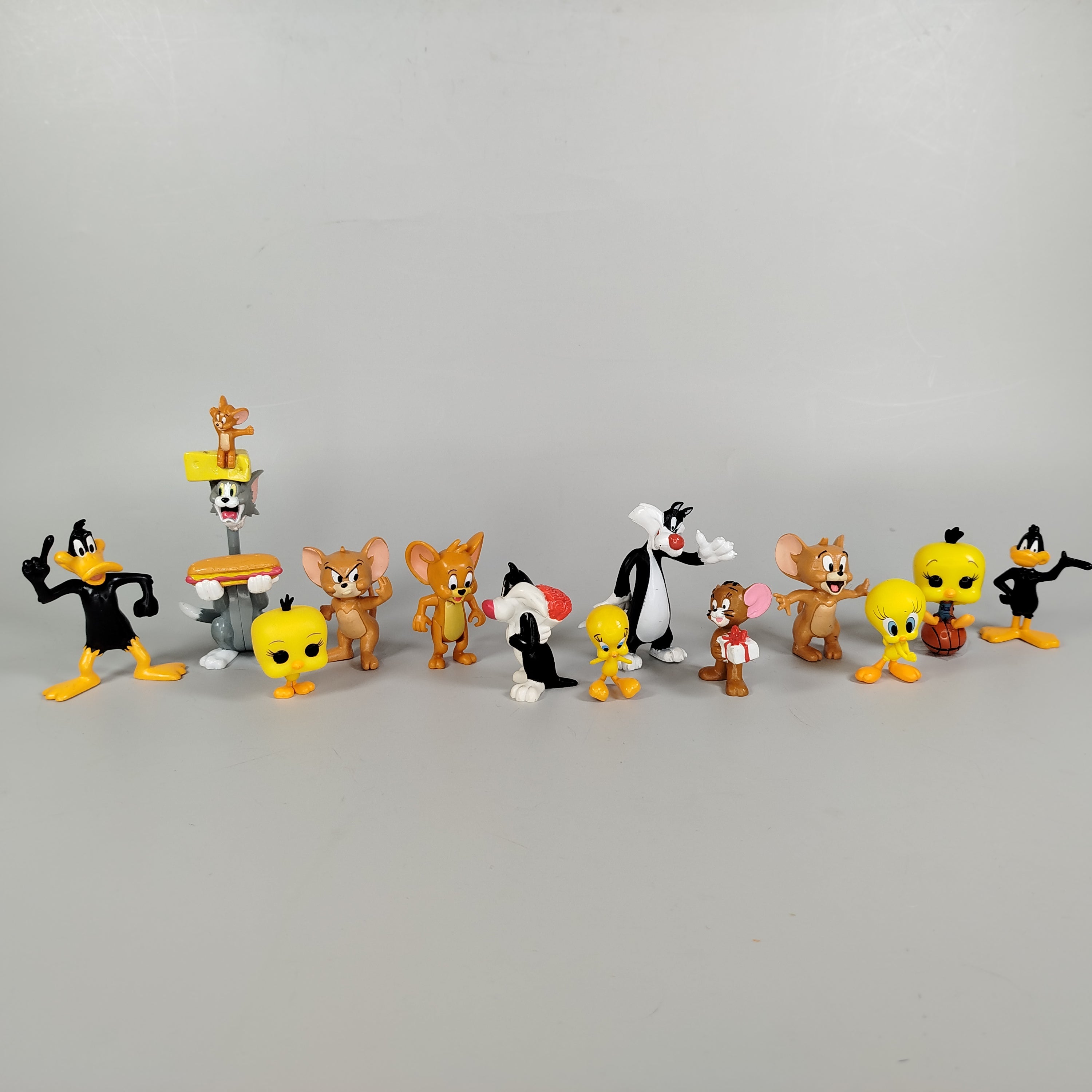 Diverse Cartoon-Figuren-Set (12 Stück) – Looney Tunes und Tom & Jerry